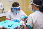 Стоматолог Ешидоржиев объяснил, почему при лечении кариеса рассверливают половину зуба