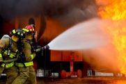 В Госдуме хотят разрешить пожарным таранить автомобили