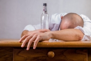 Могут ли уволить за появление на работе пьяным: отвечает юрист