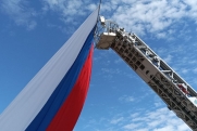 День флага РФ отметили в Приангарье: подняли в небо гигантское полотно, устроили автопробег