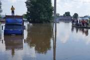 Дома разрушены, дороги затоплены, вода с мазутом по пояс: люди бегут из Уссурийска