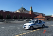 Отец уральского ребенка со СМА вышел на пикет к Кремлю: «Замешаны деньги»