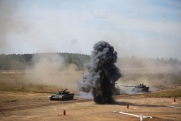 Российский танк заставил отступить колонну украинской техники