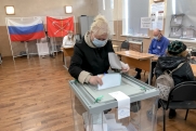 Глава Ингушетии проголосовал на фоне перевернутого флага России