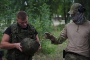 Украинские военные сложили оружие перед российскими бойцами