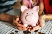 Красивая жизнь с маленькой зарплатой: 8 способов накопить деньги