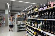 Новосибирцы жалуются на продажу алкоголя рядом с домом творчества: законно ли это