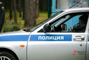 Курьезное ДТП в Челябинске: автомобиль повис на заборе