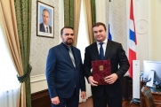 Виталию Хоценко вручили удостоверение об избрании губернатором Омской области