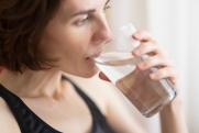 Диетолог Макиша ответила, как стакан теплой воды натощак помогает организму