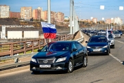 Россияне в честь дня рождения Путина провели спортивные мероприятия и автопробеги
