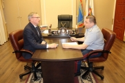 Экс-губернатор Бурков начал работу на УВЗ с неожиданной встречи