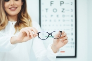 Как пользоваться гаджетами без вреда для зрения: рассказывает офтальмолог Денисюк