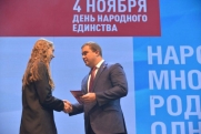 Губернатор Хоценко в День народного единства вручил паспорта юным омичам