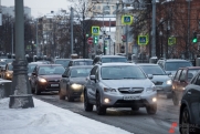 Петербуржцы застряли в снежных пробках: где стоят водители