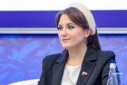 Собчак захейтила ободок Prada на голове тюменского депутата Ксении Горячевой