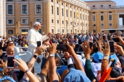 Папа римский не смог произнести речь из-за болезни легких
