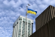 Столичные активисты повесили знамя Победы над украинским посольством