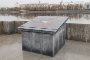 С «могильной плиты» на Плотинке спилили «дату смерти» Екатеринбурга