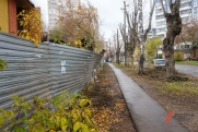 Дзержинские коммунальщики не смогли восстановить забор с граффити к 9 Мая, который сами разобрали