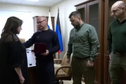Кириенко в ДНР передал посмертную награду жене погибшего солдата Зиберта