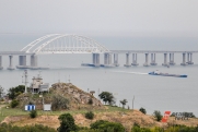 Крымский мост заволокло дымом