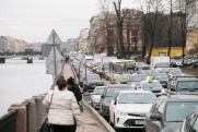 Жители Петербурга второй день подряд жалуются на транспортный коллапс