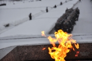 Подростки снежками потушили Вечный огонь в Чкаловске