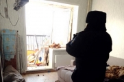 В одной из многоэтажек Ачинска взрывом выбило окна в квартире