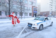 По центру Екатеринбурга пробежали Снегурочки в купальниках и Деды Морозы в трусах