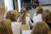 На запрет регионов ДФО носить школьницам брюки отреагировали в Госдуме