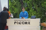 На ВДНХ в Москве елки украсили в стилистике всех регионов России