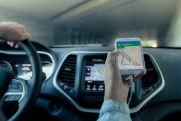 Как личные данные со смартфона могут украсть через зарядку в авто