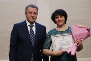 Андрей Шимкив вручил сотрудникам избиркома Новосибирской области награды регионального парламента