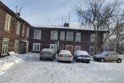 Жители аварийного дома в Барабинске не могут дождаться расселения: «Стены вываливаются, потолок треснул»