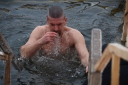 Петербуржцы окунаются в крещенские купели: фоторепортаж
