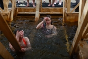 Екатеринбуржцы массово окунаются в крещенские проруби: фото