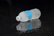 Bloomberg: бутилированная вода может быть угрозой для здоровья