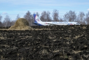 Севший в пшеничном поле самолет разберут на металлолом