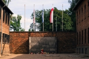 В Варшаве возмутились, что Еврокомиссия приписала нацистский концлагерь Польше