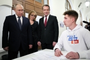 Путин впервые посетил свой предвыборный штаб