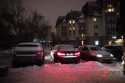 Под Челябинском автомобиль без водителя протаранил четыре легковушки на парковке