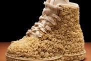 Татарстанский электрик-дизайнер создал кроссовки с пельменями, сосисками, мхом и пекинской капустой