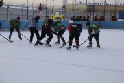 В Омске за колючей проволокой провели хоккейный матч