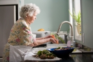 Диетолог Михалева перечислила опасные для пожилых людей продукты
