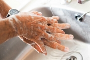 Биолог Опарин объяснил, когда мыло лишь сильнее пачкает руки