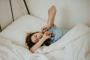 Сомнолог Сурненкова объяснила, как быстро заснуть при тревожности