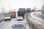 Почти 900 грузовиков застряли под Псковом в очереди на въезд в РФ из Латвии