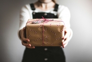 Психолог Игонина объяснила, как правильно реагировать на неудачные подарки