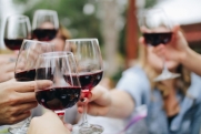 Кардиолог раскрыла, приносит ли пользу красное вино